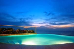 サンタ・マルタにあるHotel Irotama del Solの海を背景にした夜のスイミングプール