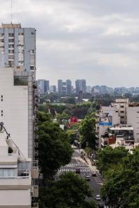 widok na miasto z budynkami i samochodami w obiekcie Libertador 6430 by depptö w BuenosAires