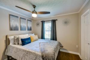 een slaapkamer met een bed en een plafondventilator bij Family-Friendly Tuskegee Home 3 Mi to University! in Tuskegee