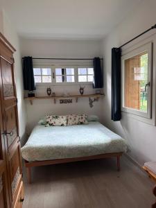 1 dormitorio con cama y ventana en Ridge Line, en Ponte di Legno