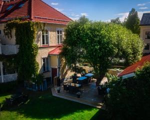 uma vista superior de um quintal com mesas e uma árvore em Hotell Hertig Karl em Filipstad