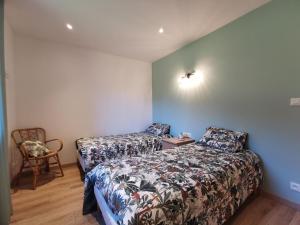 um pequeno quarto com uma cama e uma cadeira em Le Refuge de Jorance et son spa privatif 5 places en pleine nature em Saint-Julien-du-Pinet