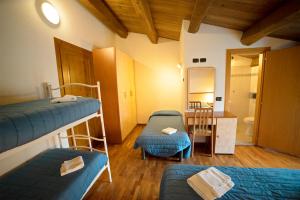 a room with two bunk beds and a bathroom at Agriturismo Campo Rosso in Civitella di Romagna