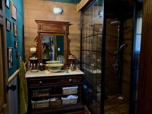 a bathroom with a sink and a mirror at Donde la Carmelita in Melipeuco