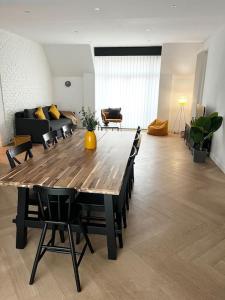 uma sala de estar com uma mesa de madeira e cadeiras em Cocon d'Alsace em Colmar