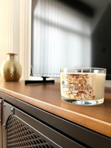 un tazón de comida y una vela en un mostrador en Cocon d'Alsace, en Colmar 30 fotos más