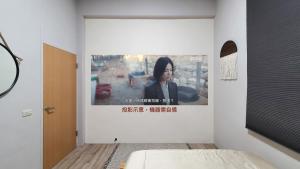 un dormitorio con un cartel de una mujer en la pared en 山林間 - 露營 旅居 Camping & BNB in forests en Taian