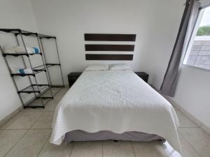 Łóżko lub łóżka w pokoju w obiekcie Casa Perla ¡Clima y Comfort!