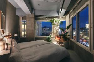 um quarto com uma cama grande e uma janela em THE KAMAKURA＋LIVING - Vacation STAY 62510v em Kamakura