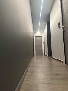 an empty hallway with a door and a wooden floor at Villa Nina RC in Reggio Calabria