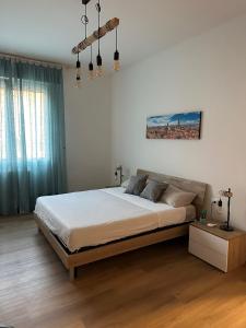 1 dormitorio con 1 cama grande en una habitación en Casa Marilù, en Bolonia