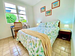 um quarto com uma cama e uma janela em Garden 437 Suítes em Florianópolis