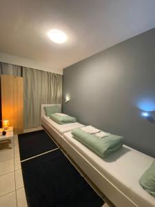 1 dormitorio con 2 camas y toallas. en Bnb Antwerp SportPlaza en Amberes