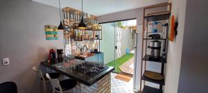 uma cozinha com um balcão num quarto em Sobradinho Novo com piscina - Praia do Morro Guarapari ES em Guarapari