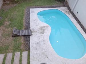 uma piscina num quintal ao lado de uma casa em Departamento Premium 2 personas con cochera em Yerba Buena