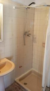 La salle de bains est pourvue d'une douche et d'un lavabo. dans l'établissement Hostal La Chacarilla, à Copacabana