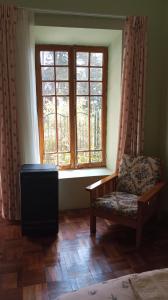 科帕卡巴納的住宿－Hostal La Chacarilla，客厅配有椅子和窗户