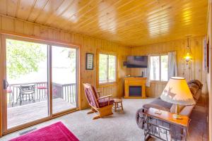 Photo de la galerie de l'établissement Waterfront Howard Lake Vacation Rental with Dock, 