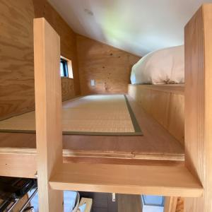 ein Etagenbett in einem winzigen Haus in der Unterkunft Ｒ．Ｇａｒｄｅｎ - Vacation STAY 82636v in Yamanakako