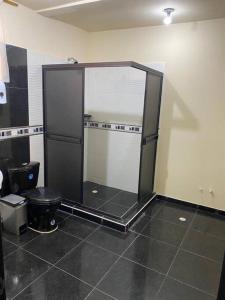 ein Bad mit einer Duschkabine und einem WC in der Unterkunft No disponible! Favor no reservar! in Filandia