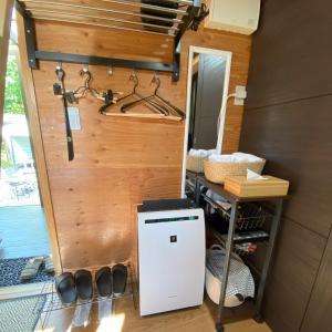 a tiny house with a sink and a mirror at Ｒ．Ｇａｒｄｅｎ - Vacation STAY 82636v in Yamanakako