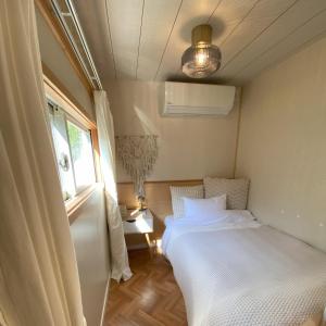 山中湖村にあるＲ．Ｇａｒｄｅｎ - Vacation STAY 10566vのベッド2台と窓が備わる小さな客室です。