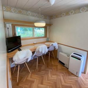 ein Esszimmer mit einem Tisch und 4 Stühlen in der Unterkunft Ｒ．Ｇａｒｄｅｎ - Vacation STAY 10566v in Yamanakako