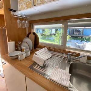 um balcão de cozinha com um lavatório e uma janela em Ｒ．Ｇａｒｄｅｎ - Vacation STAY 10566v em Yamanakako