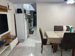 Kuchyň nebo kuchyňský kout v ubytování Bela casa, 2 qtos Taguatinga-DF + 1 fotografie