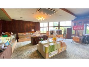 una tienda con cajas y mesas en una habitación en Nishiura Grand Hotel Kikkei - Vacation STAY 85448v en Gamagori