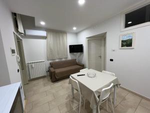 ein Wohnzimmer mit einem weißen Tisch und einem Sofa in der Unterkunft Casa Vacanze Caltagirone in Caltagirone