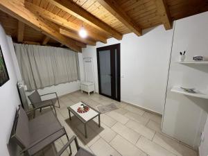 ein kleines Wohnzimmer mit einem Tisch und Stühlen in der Unterkunft Casa Vacanze Caltagirone in Caltagirone