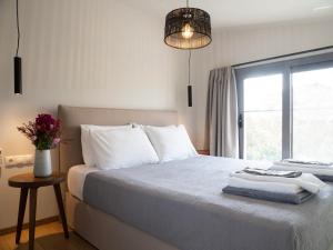 Voodi või voodid majutusasutuse Sea breeze suites Maistro 4per with private pool toas