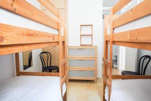 Schlafsaal mit 2 Etagenbetten und einem Schreibtisch in der Unterkunft Caletillas Sun & Sea in Araya + 18 Fotos