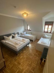 a bedroom with two beds in a room at TraumFerienwohnung "Am Markt" in Pirna - Sächsische Schweiz in Pirna
