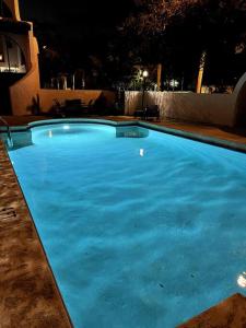una gran piscina azul por la noche en Luxury Pool Villa at St. James UNIT E, Pet Friendly en Miami