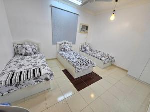 a room with three beds in a room at شقة مفرشة رقم 3 تبعد ٣ كم عن الحرم النبوي الشريف in Al Madinah