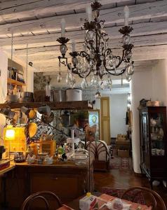 a kitchen with a chandelier hanging from a ceiling at A Casa da Paola in Caccamo