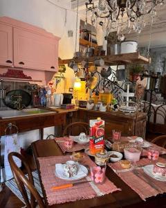 una cocina con una mesa con comida. en A Casa da Paola en Caccamo
