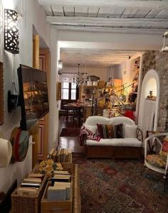 a living room with a couch and a tv at A Casa da Paola in Caccamo