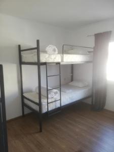 ein Zimmer mit zwei Etagenbetten in einem Zimmer in der Unterkunft Hostel Vintage in Ohrid