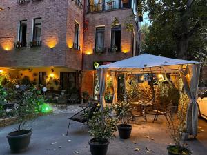 eine Terrasse mit einem Zelt vor einem Gebäude in der Unterkunft Terrace Tbilisi Center in Tbilisi City