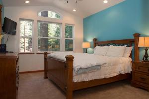 サウス・レイクタホにあるBig Luxury South Lake Tahoe Homeのベッドルーム(ベッド1台、テレビ、窓付)
