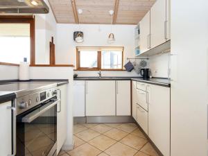 Fotografie z fotogalerie ubytování Three-Bedroom Holiday home in Ulfborg 5 v destinaci Thorsminde