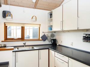 Fotografie z fotogalerie ubytování Three-Bedroom Holiday home in Ulfborg 5 v destinaci Thorsminde