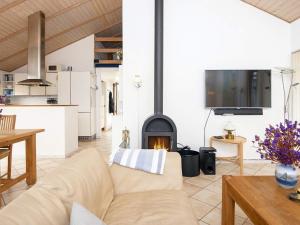 Fotografie z fotogalerie ubytování Three-Bedroom Holiday home in Ulfborg 5 v destinaci Thorsminde