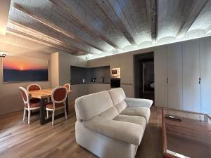 ein Wohnzimmer mit einem Sofa und einem Tisch in der Unterkunft Apartment Plaza de la Merced in Valencia