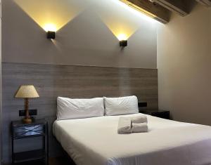 Un dormitorio con una cama con una toalla. en Apartment Plaza de la Merced, en Valencia