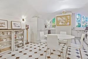 a dining room with a white table and chairs at Splendid appartment in the heart of Paris - Welkeys in Paris