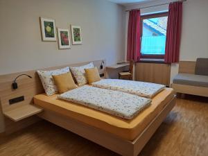 Ferienwohnung Brunnerhof في ناتورنو: غرفة نوم بسرير في غرفة